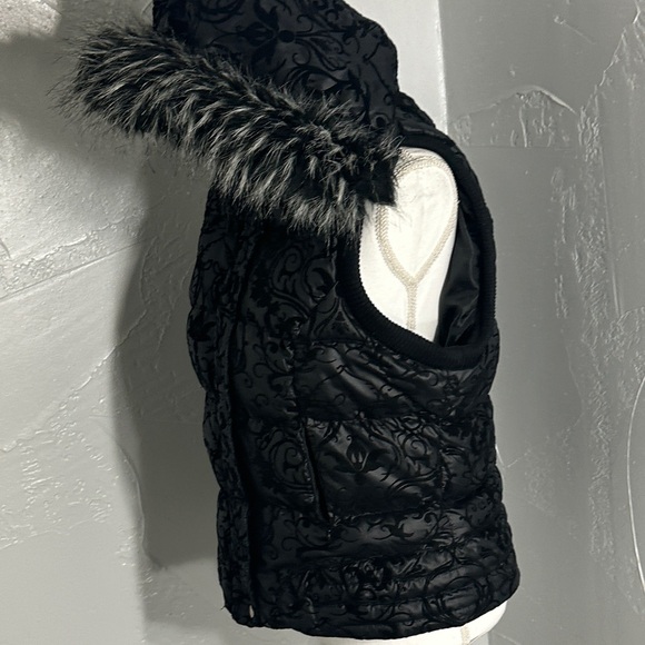 Daytrip Black Floral Women's Vest with Fur Trim - Picture 5 of 12
